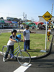 写真：交通安全教育センターで自転車に乗っている様子