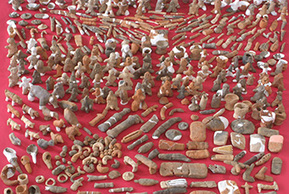 明ヶ島古墳群出土した人・動物・武器・装飾品・機織具・楽器などの形をまねて粘土で作った焼き物の写真