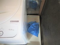 洗濯機の排水口の上に水のうを置いた写真