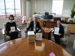 写真：教育長と田中さんと菅沼さんの正面写真