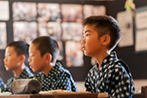 写真：勉強する子どもたち