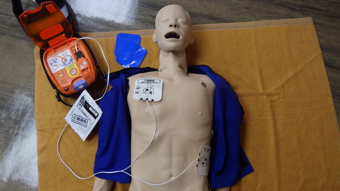 写真：AEDを用いた救命処置