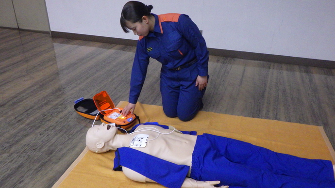 写真：AEDを用いた救命処置