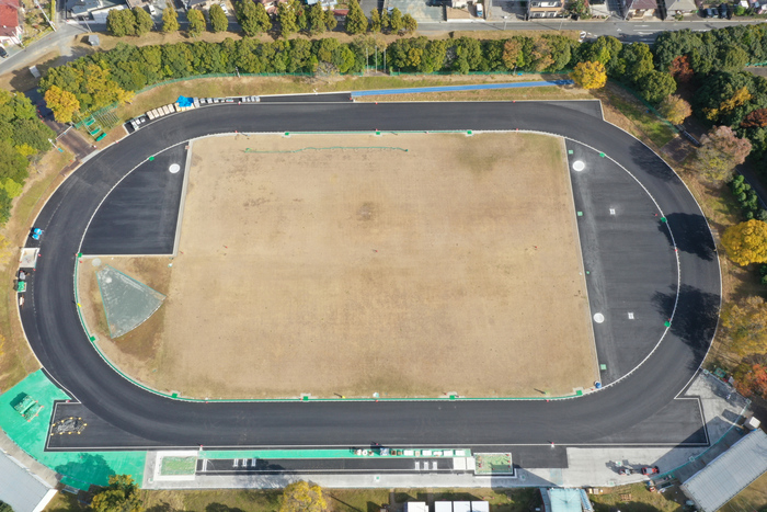 アスファルト舗装後の磐田市陸上競技場の様子（令和7年11月撮影）