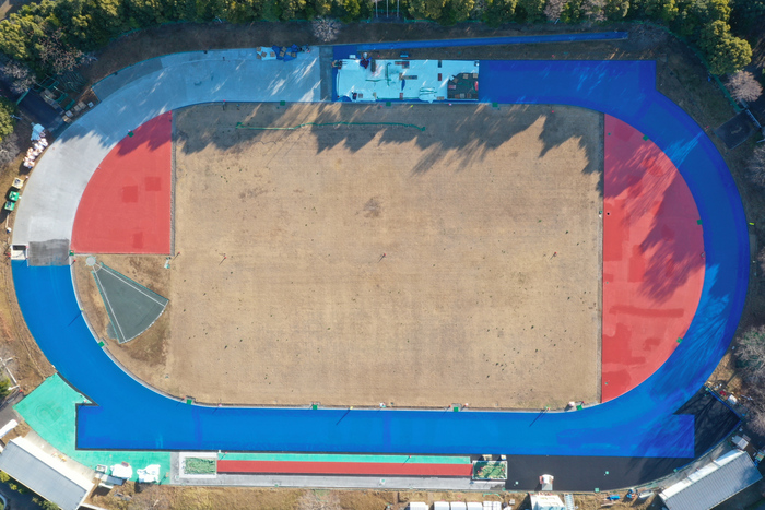 ウレタン舗装中の磐田市陸上競技場の様子（令和7年12月撮影）