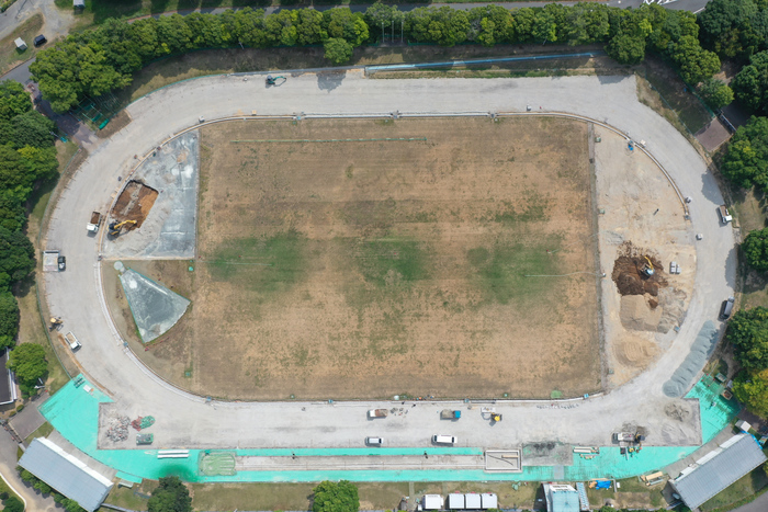 舗装撤去中の磐田市陸上競技場の様子（令和7年8月撮影）