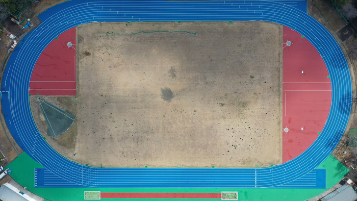 ウレタン舗装中の磐田市陸上競技場の様子（令和8年2月撮影）