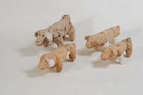 明ケ島古墳群で出土した犬とイノシシの形をした土製品の写真