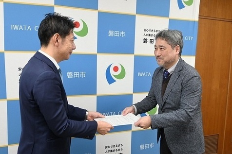 答申書を提出する山田会長(写真右)