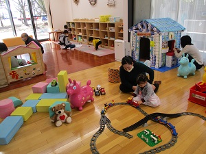 写真：あいあい　親子で遊ぶ様子