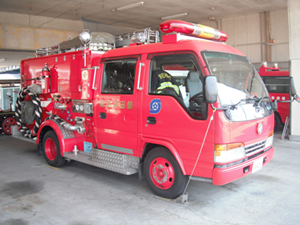 写真：消防ポンプ自動車（しょうぼうぽんぷじどうしゃ）