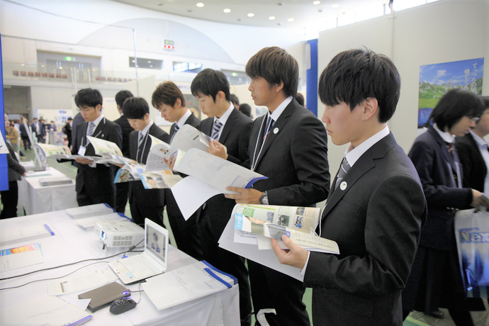 写真：就職説明会に参加する大学生たち