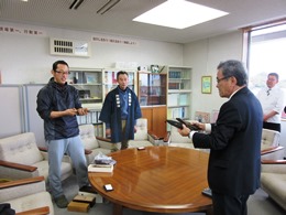 写真：増田さんと教育長