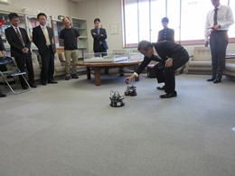 写真：教育長がボールを動かしながら、ロボットを実演している様子