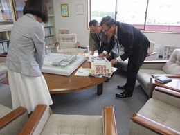 写真：教育長と学校法人龍の子学園理事長の座光寺明さんと鈴木課長