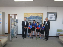 写真：全国大会に出場する市内小学生4名と磐田卓球協会会長と教育長（正面）