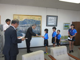 写真：全国大会へ出場する市内小学生4名と教育長と磐田卓球協会会長と関係者