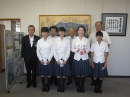 写真：全国大会へ出場する磐田東高等学校囲碁部の4名と教育長と校長と関係者