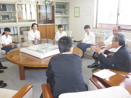 写真：全国大会へ出場する磐田東高等学校囲碁部の4名と教育長と校長と課長