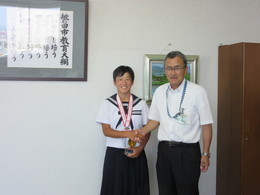 写真：堀川さんと教育長