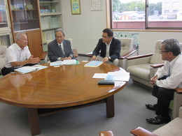 写真：小松さんと朝稲さんと菅沼さんと教育長