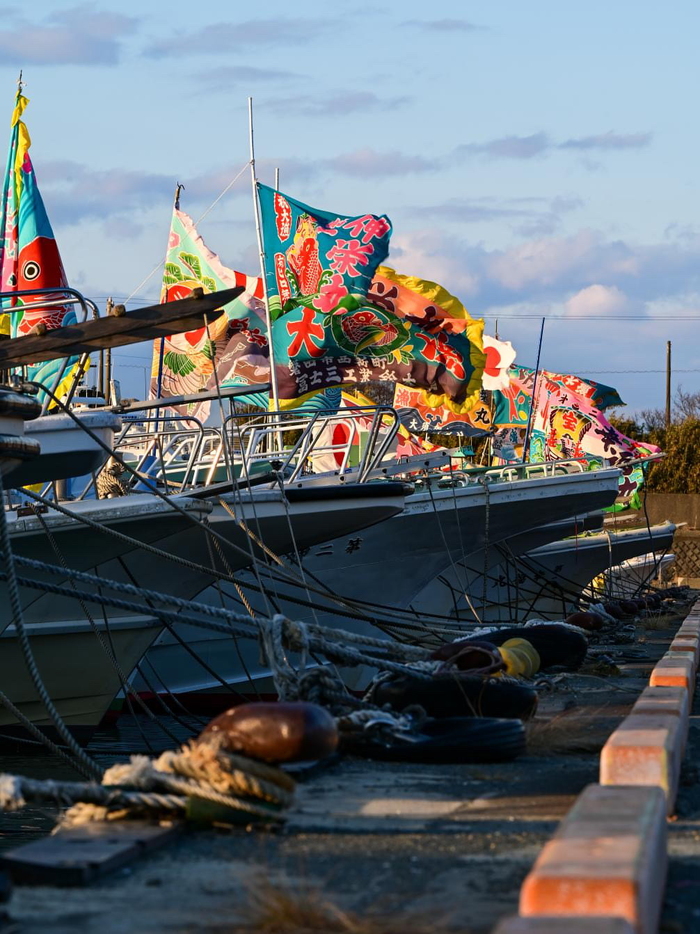 海風になびく大漁旗