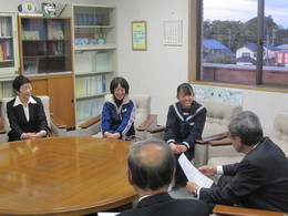 写真：村松さんと教育長