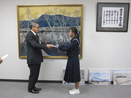 写真：村松さんと教育長