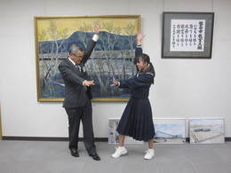 写真：一緒にポーズをとる村松さんと教育長