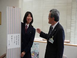 写真：教育長と鈴木さん