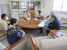 写真：教育長とボーイスカウト磐田地区の関係者