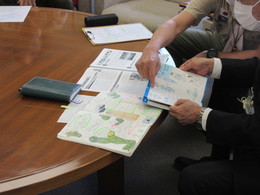 写真：教育長が高橋さんのノートを閲覧している様子