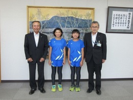 写真：全国大会へ出場する市内小学生2名と磐田市スポーツ協会会長と教育長(正面)