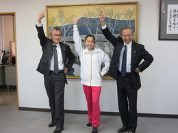 写真：全国大会へ出場する選手と磐田市スポーツ協会会長と教育長(正面)