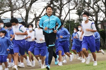 飯塚翔太さんと生徒が一緒に走っている写真