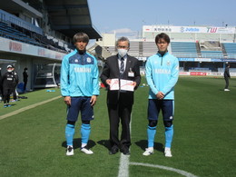 写真：小川大貴選手と松本昌也選手と教育長の様子