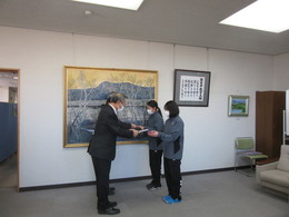 写真：教育長と磐田市スポーツ協会会長より全国大会へ出場する市内小学生2名へ賞賜金贈呈