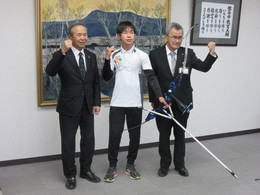 写真：優勝した選手と磐田市スポーツ協会会長と教育長(正面)