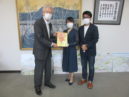 写真：教育長と牛田さんと山口さんの正面写真