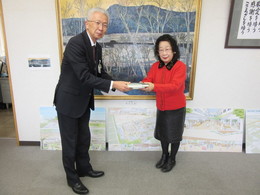 写真：教育長と幡鎌さんの正面写真