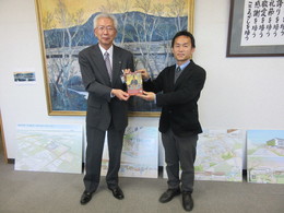 写真：冨田さんと教育長の正面写真