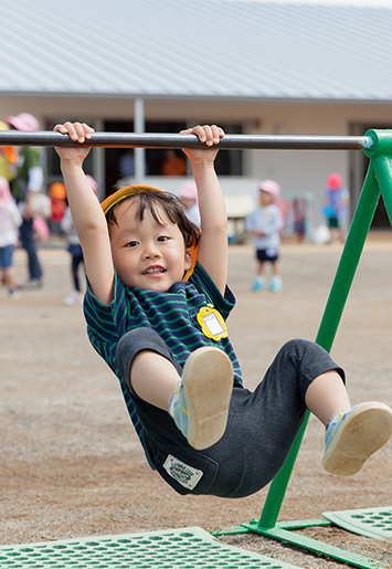 鉄棒をする子供