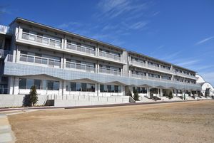 写真：向陽中学校　外観